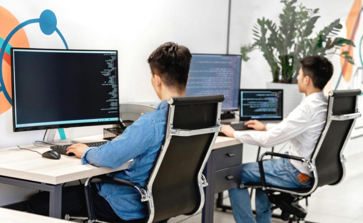 Team di professionisti che discutono progetti di intelligenza artificiale nel settore costruzioni